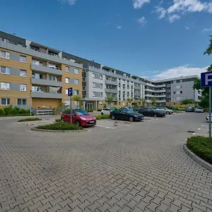 Spacious Suitable For Remote Work With Balcony & Parking By Renters Apartament